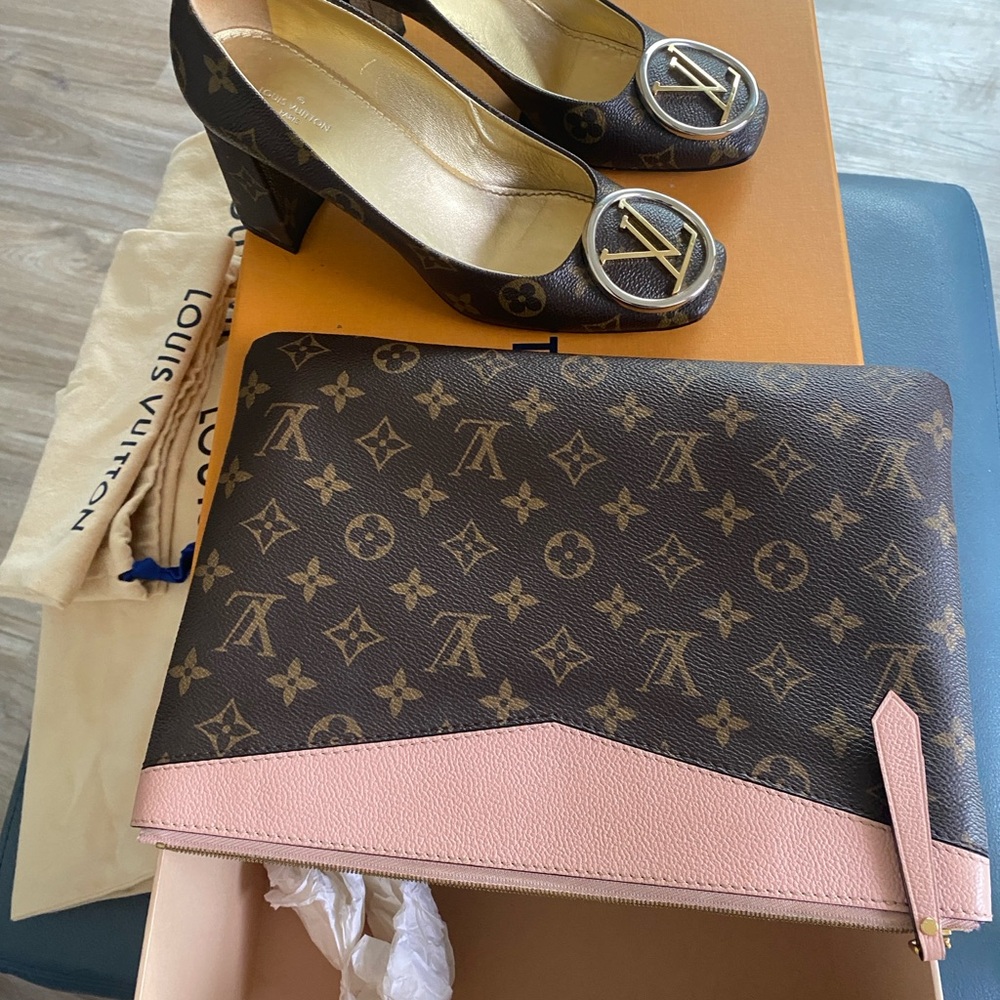 Louis Vuitton Daily Pouch ✨FIRM✨
